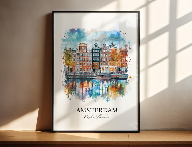 Puede incluir: Pintura acuarela de un paisaje urbano con edificios coloridos y un canal. El texto "AMSTERDAM Netherlands" est&aacute; en la parte inferior de la imagen.