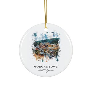 Könnte beinhalten: Ein weißer Keramik-Anhänger mit einem Aquarellbild von Morgantown, West Virginia. Der Text "Morgantown West Virginia" ist unter dem Bild gedruckt.