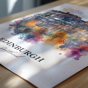 K&ouml;nnte beinhalten: Ein Aquarellbild von Edinburgh, Schottland. Das Bild zeigt eine Stadtlandschaft mit einem Schloss auf einem H&uuml;gel, umgeben von B&auml;umen und einem bunten Aquarellhintergrund.