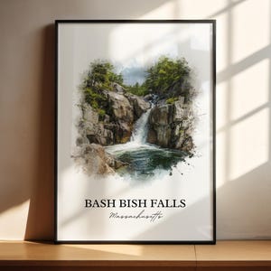 Puede incluir: Una impresión artística enmarcada con una pintura de acuarela de las cataratas Bash Bish en Massachusetts. La obra representa una cascada sobre acantilados rocosos, rodeada de árboles verdes. El título "BASH BISH FALLS" y "Massachusetts" están impresos en negro.