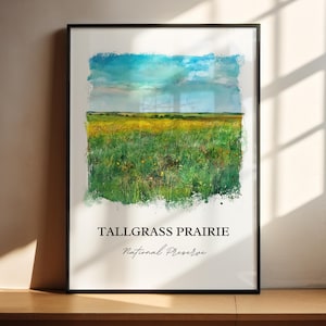 Puede incluir: Una pintura de acuarela de un campo de hierba alta con un cielo azul y nubes blancas en el fondo. El texto "Tallgrass Prairie National Preserve" está impreso debajo de la imagen.