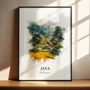 Peut inclure: Impression d'art encadrée représentant un paysage à l'aquarelle de Java, Indonésie. L'œuvre d'art représente une vallée verdoyante avec des palmiers, des rizières et de petits bâtiments. Le texte "JAVA Indonesia" est imprimé en bas dans une police élégante.
