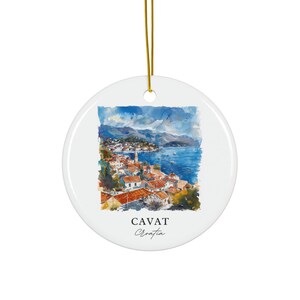 Pode incluir: Uma pintura em aquarela de uma cidade costeira na Croácia. A cidade é construída em uma encosta com vista para o mar. A pintura é em tons de azul, verde e marrom. O texto "CAVAT Croatia" é impresso abaixo da pintura.