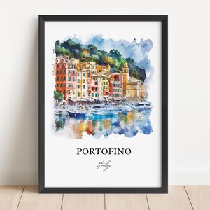 Op de afbeelding: Een aquarel schilderij van kleurrijke gebouwen in Portofino, Itali&euml;. De gebouwen zijn geclusterd op een heuvel met uitzicht op een haven met boten. Het schilderij heeft een zachte, dromerige uitstraling.