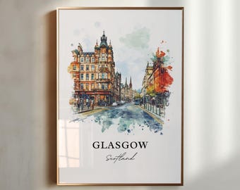 Puede incluir: Una pintura de acuarela de una escena callejera en Glasgow, Escocia. La pintura presenta un edificio alto con una torre de reloj, una calle bordeada de edificios y un autobús conduciendo por la calle. La pintura está en un marco dorado.