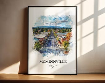 Può includere: Una stampa ad acquerello incorniciata di McMinnville, Oregon, con una vista stradale con edifici, alberi e montagne sullo sfondo. L'opera d'arte ha una tavolozza di colori blu, verde e arancione, con il nome della città e dello stato in nero.