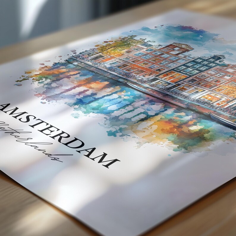 Puede incluir: Una pintura de acuarela de &Aacute;msterdam, Pa&iacute;ses Bajos. La pintura presenta un canal con edificios coloridos que bordean el borde del agua. La pintura est&aacute; rodeada por un lavado de acuarela de azul, verde, naranja y amarillo.