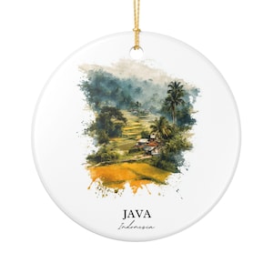 Può includere: Un ornamento rotondo in ceramica bianca con un dipinto ad acquerello di un paesaggio rurale nei toni del verde, giallo e blu. Il testo "JAVA Indonesia" è stampato in corsivo nero. Un filo d'oro è attaccato per appenderlo.