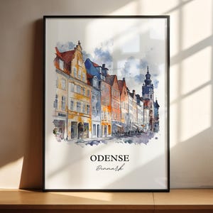 Könnte beinhalten: Ein Aquarellgemälde einer Straßenszene in Odense, Dänemark. Das Gemälde zeigt farbenfrohe Gebäude mit roten Ziegeldächern und einen hohen Kirchturm im Hintergrund.