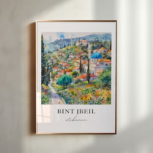 Puede incluir: Una pintura de acuarela de un pueblo en las colinas del Líbano. El pueblo está rodeado de exuberantes árboles verdes y flores. La pintura se titula "Bint Jbeil, Líbano".