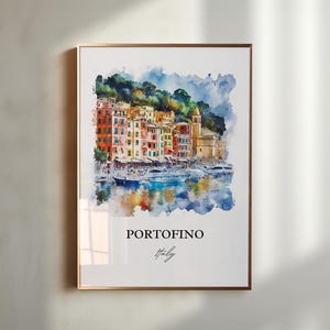 Op de afbeelding: Een aquarel schilderij van kleurrijke gebouwen in Portofino, Itali&euml;. De gebouwen zijn geclusterd op een heuvel met uitzicht op een haven met boten. Het schilderij heeft een zachte, dromerige uitstraling.