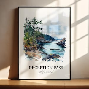 Puede incluir: Una pintura de acuarela del Parque Estatal Deception Pass en el estado de Washington. La pintura presenta un exuberante bosque verde, una costa rocosa y un cuerpo de agua azul tranquilo. El texto "Deception Pass State Park" está escrito en negro en la parte inferior de la pintura.