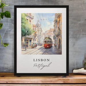 Pu&ograve; includere: Un dipinto ad acquerello di un tram rosso che viaggia lungo una strada di Lisbona, Portogallo. La strada &egrave; fiancheggiata da edifici e ci sono persone che camminano sul marciapiede. Il dipinto &egrave; incorniciato in nero.