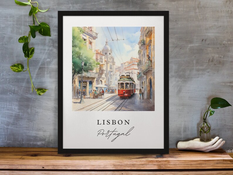 Pu&ograve; includere: Un dipinto ad acquerello di un tram rosso che viaggia lungo una strada di Lisbona, Portogallo. La strada &egrave; fiancheggiata da edifici e ci sono persone che camminano sul marciapiede. Il dipinto &egrave; incorniciato in nero.