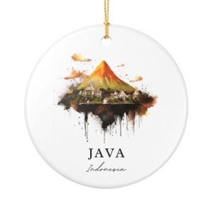 Könnte beinhalten: Ein rundes, weißes Keramikornament mit einer Aquarellillustration eines Vulkans und traditioneller Gebäude auf Java, Indonesien. Das Design zeigt schwarze, tintenartige Tropfen am unteren Rand und den Schriftzug "JAVA Indonesia".