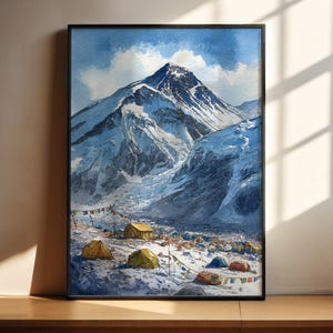 Puede incluir: Pintura a la acuarela de una cordillera nevada con cielo azul. La obra representa un pico montañoso con nieve y hielo, y un campamento base con tiendas amarillas y azules. Un marco negro rodea la obra.