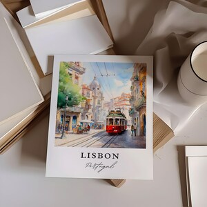 Pu&ograve; includere: Un dipinto ad acquerello di un tram rosso e verde che viaggia lungo una strada di Lisbona, Portogallo. La strada &egrave; fiancheggiata da edifici e ci sono persone che camminano sul marciapiede. Il dipinto &egrave; intitolato "LISBON Portugal".