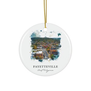 Könnte beinhalten: Runder weißer Keramikschmuck mit einem Aquarellbild von Fayetteville, West Virginia. Der Anhänger hat eine goldene Aufhängeschnur und den Text "FAYETTEVILLE West Virginia."