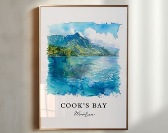 Pode incluir: Uma pintura em aquarela da Baía de Cook, em Moorea. A pintura apresenta uma exuberante cadeia de montanhas verde com palmeiras em primeiro plano, que se refletem na água azul turquesa. O texto "COOK'S BAY" e "Moorea" está escrito em preto na parte inferior da pintura.