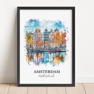 Puede incluir: Una pintura de acuarela de un canal en Amsterdam, Pa&iacute;ses Bajos. La pintura presenta edificios coloridos con fachadas de ladrillo rojo y &aacute;rboles verdes. El canal se refleja en el agua, creando una hermosa escena.