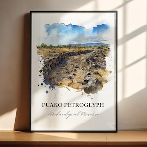 Può includere: Un dipinto ad acquerello di un sentiero di pietra che attraversa un campo. Il sentiero è fiancheggiato da muri di pietra e lo sfondo è un cielo blu con nuvole bianche. Il testo "PUAKO PETROGLYPH Archaeological Preserve" è scritto sotto l'immagine.