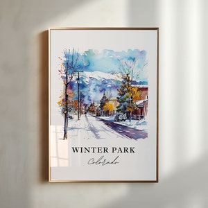 Może przedstawiać: Akwarela przedstawiająca śnieżną ulicę w Winter Park, Kolorado. Obraz przedstawia ulicę otoczoną drzewami i domami, z górami w tle. Na dole obrazu widnieje napis "WINTER PARK Colorado".