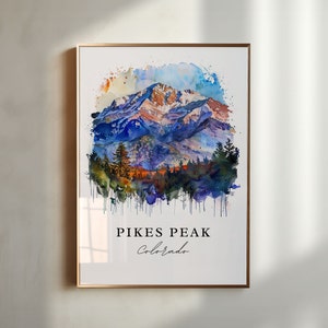 Puede incluir: Pintura acuarela de Pikes Peak en Colorado. La montaña se representa en tonos de azul, morado y marrón, con un toque de nieve blanca en la cima. La pintura tiene un efecto acuarela con gotas de pintura que caen por los lados.