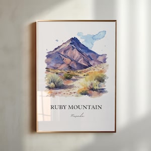 Puede incluir: Una pintura de acuarela de Ruby Mountain en Nevada. La montaña se representa en tonos de púrpura, marrón y azul, con un cielo azul claro arriba. La montaña está rodeada de arbustos verdes y un camino de tierra.
