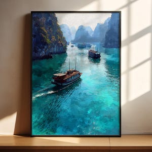以下が含まれることがあります： 海景を描いた額入りのアートプリント。ターコイズブルーの湾に、緑豊かな崖の間を航行するボートが描かれています。ボートは赤茶色です。空はソフトな青色です。黒いフレームに入っています。
