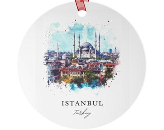 Op de afbeelding: Een rond wit keramieken ornament met een aquarelillustratie van de skyline van Istanbul met een opvallende moskee en minaretten. De tekst ISTANBUL en Turkey staat in het zwart onder de afbeelding gedrukt, opgehangen aan een rood lint.