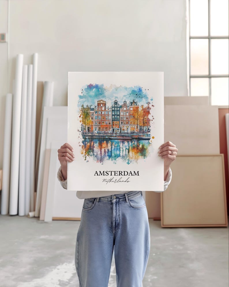 Puede incluir: Una pintura de acuarela de &Aacute;msterdam, Pa&iacute;ses Bajos, con edificios coloridos y un canal. La pintura tiene una gama de colores azul, verde y naranja. El texto "AMSTERDAM Pa&iacute;ses Bajos" est&aacute; escrito en negro en la parte inferior de la pintura.