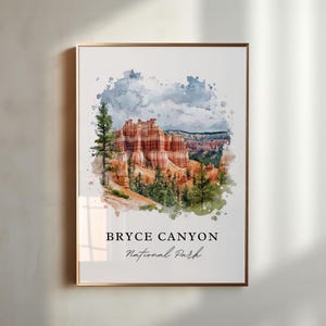 Puede incluir: Una pintura de acuarela del Parque Nacional Bryce Canyon en Utah. La pintura presenta una vista de los icónicos hoodoos, que son altas formaciones rocosas delgadas. La pintura está ambientada en un fondo de cielo azul con nubes blancas.