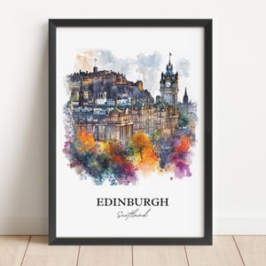 K&ouml;nnte beinhalten: Ein Aquarellbild von Edinburgh, Schottland. Das Bild zeigt das Edinburgh Castle, die Skyline der Stadt und einen Uhrturm. Das Bild ist in einem farbenfrohen Stil mit einem Aquarell-Wascheffekt gehalten.