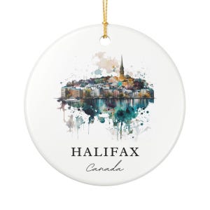 Può includere: Un ornamento rotondo in ceramica bianca con un'illustrazione colorata ad acquerello dello skyline di Halifax, Canada, con un riflesso nell'acqua sottostante. Il testo HALIFAX Canada è stampato in nero sotto il paesaggio urbano. Un filo dorato è incluso.