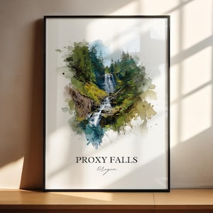 Può includere: Una stampa artistica incorniciata con un dipinto ad acquerello di Proxy Falls in Oregon. L'opera raffigura una cascata che scorre attraverso una lussureggiante foresta verde, con accenti blu e marroni. Il testo "PROXY FALLS Oregon" è stampato in basso.