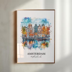 Puede incluir: Una pintura de acuarela de &Aacute;msterdam, Pa&iacute;ses Bajos, que presenta edificios coloridos a lo largo de un canal con un reflejo de los edificios en el agua. La pintura tiene un esquema de color azul, verde y naranja.