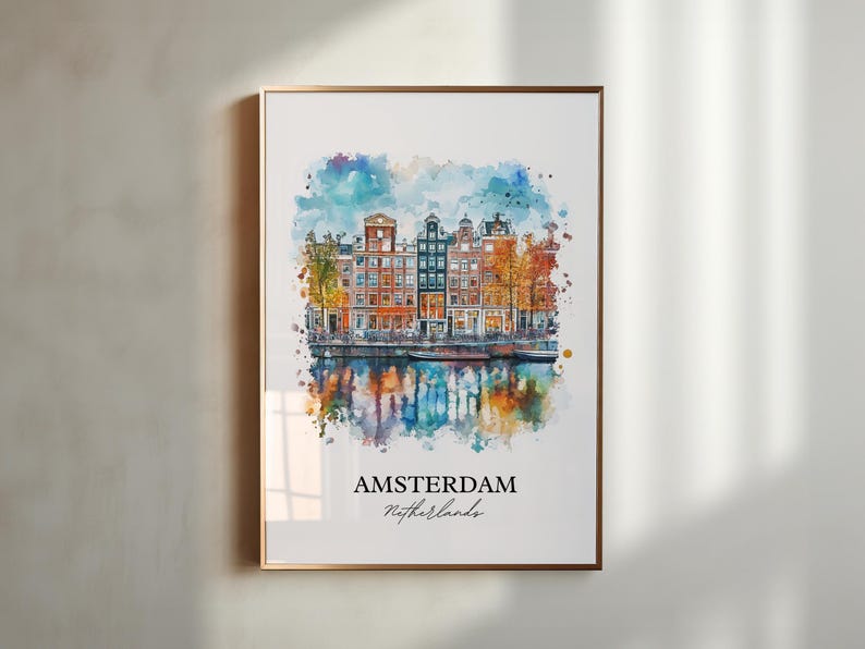 Puede incluir: Una pintura de acuarela de &Aacute;msterdam, Pa&iacute;ses Bajos, que presenta edificios coloridos a lo largo de un canal con un reflejo de los edificios en el agua. La pintura tiene un esquema de color azul, verde y naranja.