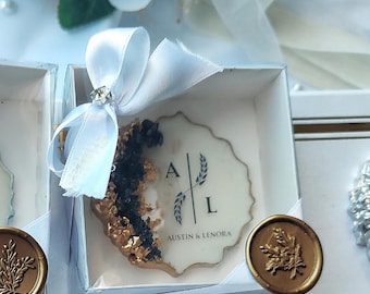 Aangepaste initiaal bruiloft magneet | Handgemaakte epoxy geode bedankje | Elegant zwart-gouden vrijgezellenfeest of verlovingscadeau