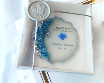 Luxe blauwe geode huwelijksbedankje – handgemaakte epoxymagneet, bladgoudontwerp, gepersonaliseerde aandenken voor koppels