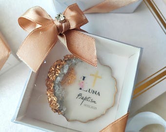 Aangepast doopcadeau – kruismagneet van hars met goud en kristaldecor – gepersonaliseerd doopcadeau voor gasten