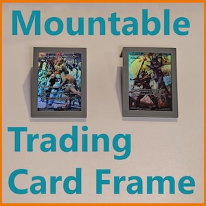 Könnte beinhalten: Zwei graue, montierbare Sammelkartenrahmen werden gezeigt. Jeder Rahmen enthält eine farbenfrohe Sammelkarte mit Fantasy-Kunst. Der Text "Mountable Trading Card Frame" wird in Türkis über und unter den Rahmen angezeigt.