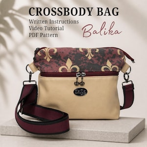 Puede incluir: Bolso bandolera beige con una sección superior estampada en burdeos y dorado. El bolso tiene una correa burdeos y una cremallera plateada. El texto "CROSSBODY BAG" y "Balika" se muestran en la imagen, junto con las instrucciones.