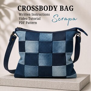 Puede incluir: Bolso bandolera de mezclilla azul con diseño de patchwork. El bolso tiene una correa larga y ajustable y un cierre de cremallera. El texto en la imagen dice "CROSSBODY BAG", "Written Instructions", "Video Tutorial", "PDF Pattern", y "Scrapa".