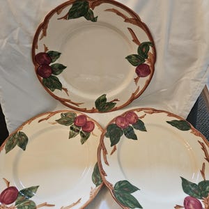 Franciscan ware appelbloesempatroon: één bord en twee saladeborden
