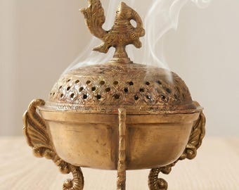 Quemador de incienso de latón con forma de pavo real, soporte tradicional indio para incienso con tapa, 5 pulgadas.