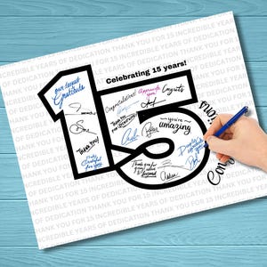 Può includere: Una carta bianca con la scritta "Celebrating 15 years!" e firme in inchiostro nero e blu. Una mano che tiene una penna blu sta scrivendo sulla carta. Lo sfondo ha le parole "Thank you for 15 incredible years of dedication."