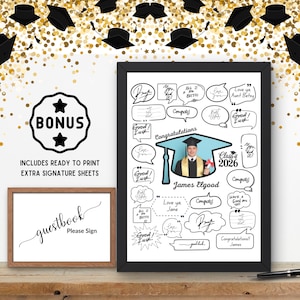 Op de afbeelding: Een afstudeergastenboek-print in een zwarte lijst met een centrale foto van een afgestudeerde in toga en baret, omringd door diverse tekstballonnen voor handtekeningen, met de tekst "Congratulations", "Class of 2026" en "James Elgood".