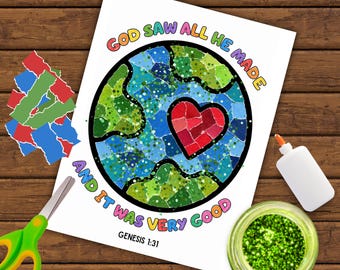 Könnte beinhalten: Ein Bastelbogen aus gerissenem Papier mit einem kreisförmigen Erddesign und einem roten Herz, umgeben vom Text "GOD SAW ALL HE MADE AND IT WAS VERY GOOD" und "GENESIS 1:31". Enthält eine grüne Schere, eine Klebeflasche und grünen Glitzer.