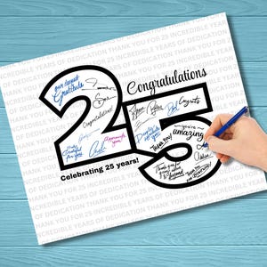 Può includere: Un biglietto bianco con le parole "Congratulazioni" e "Festeggiamo 25 anni!" in nero. I numeri "25" sono delineati in nero e riempiti di firme. Una mano che tiene una penna blu sta scrivendo sul biglietto.
