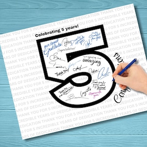 Può includere: Un foglio di carta bianco con un grande numero 5 nero pieno di firme. Il testo "Celebrating 5 years!" è in alto. Lo sfondo presenta un motivo ripetuto di testo che dice "Thank you for 5 incredible years of dedication."